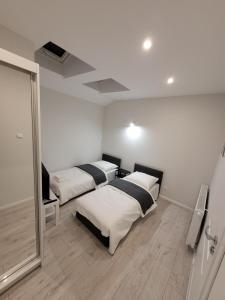 Postel nebo postele na pokoji v ubytování RYNEK 2 DUKLA- POKOJE I APARTAMENTY