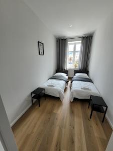 Tempat tidur dalam kamar di RYNEK 2 DUKLA- POKOJE I APARTAMENTY