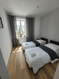 Tempat tidur dalam kamar di RYNEK 2 DUKLA- POKOJE I APARTAMENTY