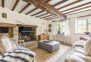 Gallery image of Cotswold Stone Cottage in Poulton