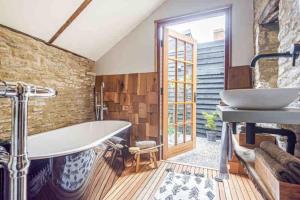 Vannituba majutusasutuses Cotswold Stone Cottage +33 fotot