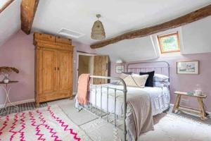 Gallery image of Cotswold Stone Cottage in Poulton