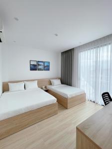 Ένα ή περισσότερα κρεβάτια σε δωμάτιο στο Nhật Phương Hotel