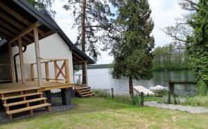 a cabin with a view of a lake at Ptasia Zatoka in Augustów