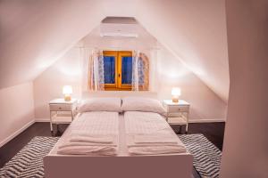 - une chambre avec un lit et 2 tables de chevet dans l'établissement Csoda Szarvas Birtok, à Szarvas