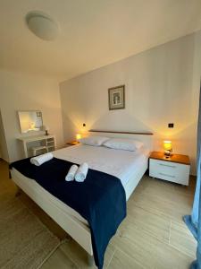 sypialnia z dużym łóżkiem z 2 białymi poduszkami w obiekcie Apartment Frina I, Island Hvar w mieście Jelsa +5 zdjęć