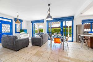 Χώρος καθιστικού στο Villa Serena Springs by Ezoria Villas