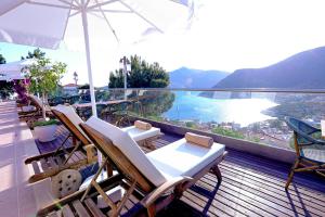 - une terrasse avec des chaises et un parasol sur le balcon dans l'établissement Happy Hotel Kalkan, à Kalkan