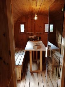 una cocina en una cabaña de madera con fregadero. en Campeggio il Bosco, en Entracque