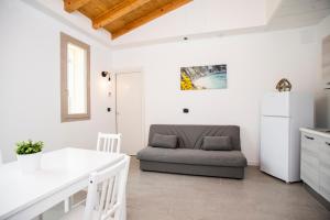 una sala de estar con un sofá y una mesa en Dimora Mascagni - Goelba, en Portoferraio 23 fotos más