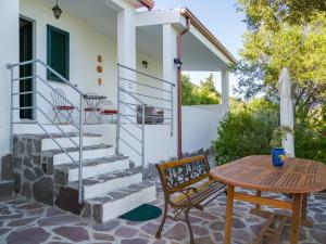 patio con tavolo in legno e panca di legno di Country Lodge - Klodge a Olbia
