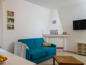 un soggiorno con un divano blu e un tavolo di Country Lodge - Klodge a Olbia