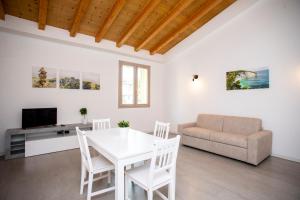 uma sala de estar com uma mesa branca e um sofá em Dimora Mascagni - Goelba em Portoferraio
