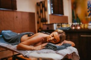 库多瓦-兹德鲁伊库多瓦放松工坊酒店的厨房里，一个女人躺在毛巾上。