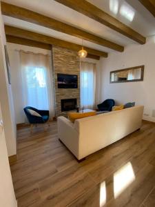 - un salon avec un canapé et une cheminée dans l'établissement La Casa De La Abuela, à Setenil de las Bodegas