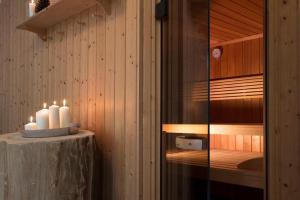 un grupo de velas sentadas en una mesa en una habitación en Isoldes Landhaus, en Baiersbronn