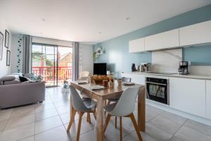 Kuchyňa alebo kuchynka v ubytovaní Appartement moderne pour 4 à deux pas de la plage