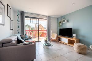 Televízia a/alebo spoločenská miestnosť v ubytovaní Appartement moderne pour 4 à deux pas de la plage