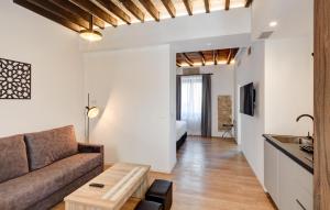 uma sala de estar com um sofá e uma mesa em Sercotel Granada Suites em Granada