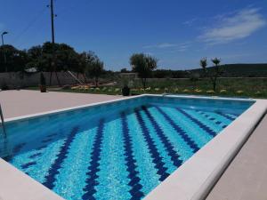 Bazén v ubytování House with pool nebo v jeho okolí