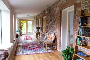 Posezení v ubytování The Stables - Luxury Cottage