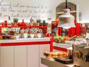 - une cuisine avec un buffet de plats dans l'établissement Ibis Styles Strasbourg Centre Gare, à Strasbourg