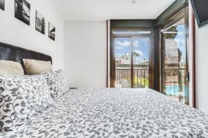 Postel nebo postele na pokoji v ubytování Home2Book Cozy Apartment Playa del Inglés, Pool + 23 fotografií