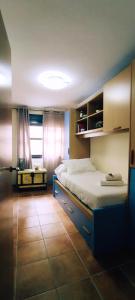 um quarto com uma cama num quarto com uma janela em ALOJAMIENTO YOLANDA CAZORLA em Cazorla