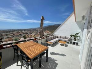 Fotografia z galérie ubytovania Refurbished Loft -Heated Pool -Ocean Views-Terrace v destinácii Adeje