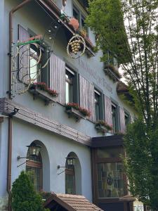 un edificio con flores a un lado. en Landhotel Traube, en Baden-Baden