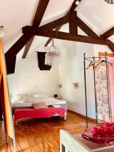 een kamer met een bed in het midden van een kamer bij Gîte Bucolique- Belle Epoque in Durbuy
