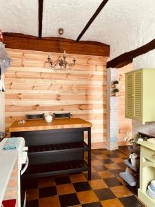 una cucina con pavimento a scacchi in una camera di Gîte Bucolique- Belle Epoque a Durbuy