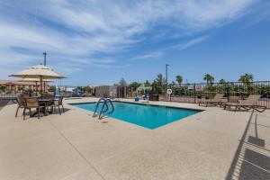 Best Western Plus Casa Grande Inn & Suites tesisinde veya buraya yakın yüzme havuzu
