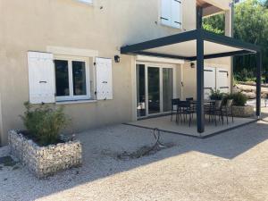 a patio with a table and chairs in a building at Bel appartement en campagne in Grane