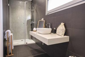 Un baño con lavabo y ducha de cristal. en Casas do Portinho, en Marinha Grande 42 fotos más