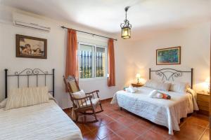 Postel nebo postele na pokoji v ubytování Villa Tesorillo by Villa Plus + 27 fotografií