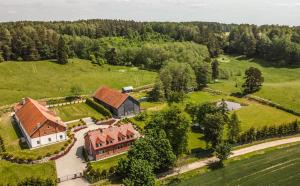 een luchtzicht op een groot huis op een groen veld bij Mazurski Diament koło Mrągowa in Sorkwity