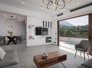 Televízia a/alebo spoločenská miestnosť v ubytovaní O-Cyanea Villa with Heated Pool