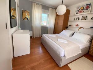 ein Schlafzimmer mit einem großen weißen Bett in einem Zimmer in der Unterkunft Park view apartments in Kaštela