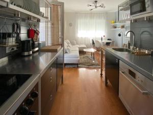 eine Küche mit einer Theke und ein Wohnzimmer in der Unterkunft Park view apartments in Kaštela