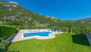 a backyard with a swimming pool and a mountain at Vacation Home My Dream in Buna