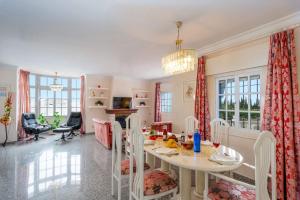 een eetkamer en een woonkamer met een tafel en stoelen bij Villa Tia Ana by Villa Plus in Fuengirola