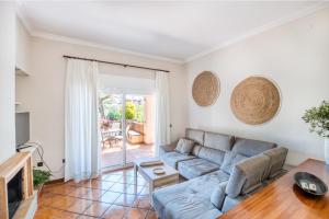 ein Wohnzimmer mit einem Sofa und einem Tisch in der Unterkunft Villa Golfy 8 Golf Bonmont Terres Noves in Bonmont Terres Noves
