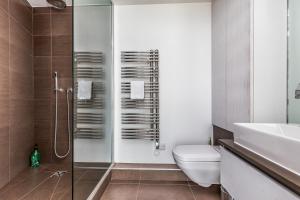 une salle de bain avec une douche, des toilettes et un lavabo dans l'établissement Ashbys in the Sky by the sea, à Portsmouth 8 autres photos