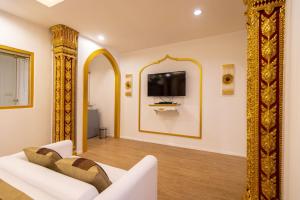 TV a/nebo společenská místnost v ubytování One Dhatu Ayutthaya Premium Homestay