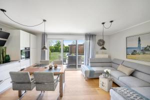 un salon avec un canapé et une table dans l'établissement Zur Meeresmuschel Nr.10, à Zingst