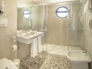 Een badkamer bij RH Princesa Hotel & Spa 4* Sup
