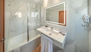Koupelna v ubytování RH Princesa Hotel & Spa 4* Sup