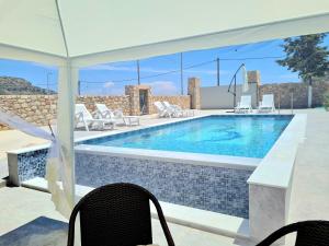 Swimmingpoolen hos eller tæt på Elegant Villa Traounou