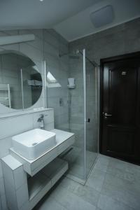 Afbeelding uit fotogalerij van Casa Domnească Cacica in Cacica +120 foto's